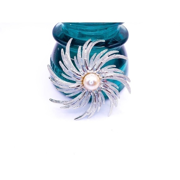 60s Sarah Coventry Swirl Brooch "Book Piece" Hurricane Simulated Pearl Rhodium - Picture 6 of 10